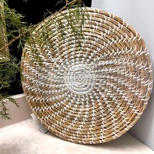 BRAND NEW Round, straw placemat. Set of 4